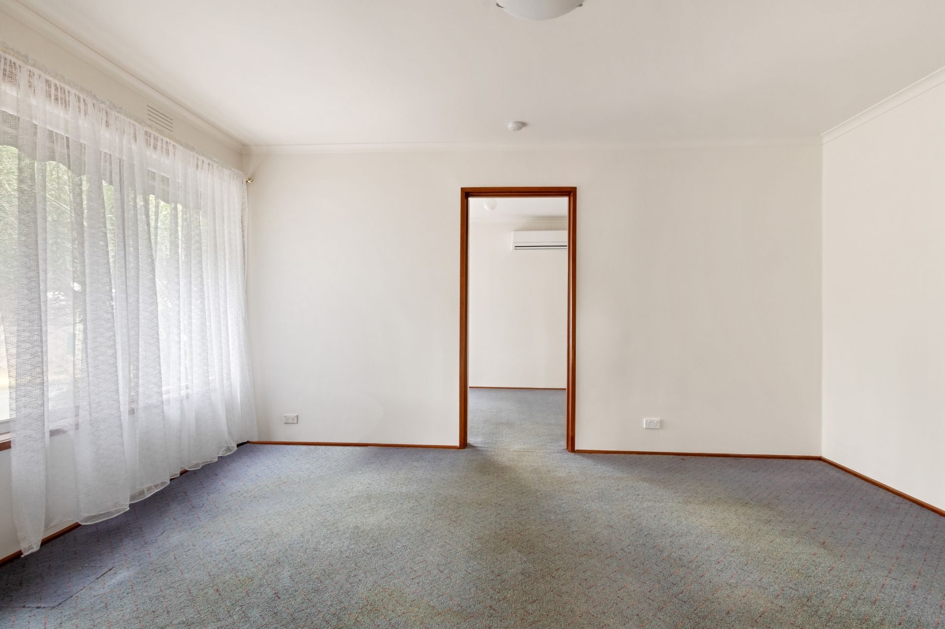 LOCATED IN QUIET STREET!