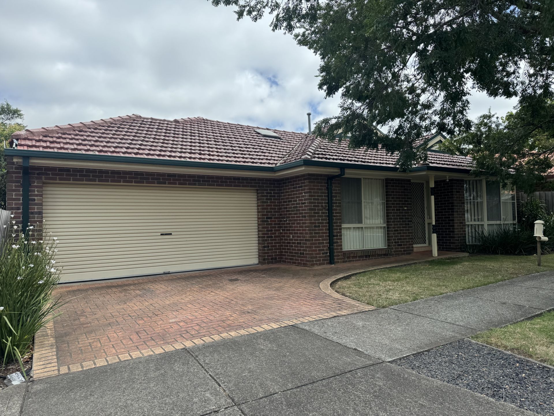 IDEALLY LOCATED CLOSE TO SHOPS & TRANSPORT!