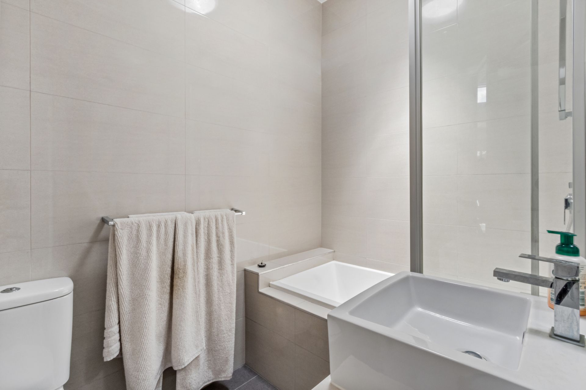 Stylish 2-Bedroom Townhouse in Melbourne's Trendy Inner North