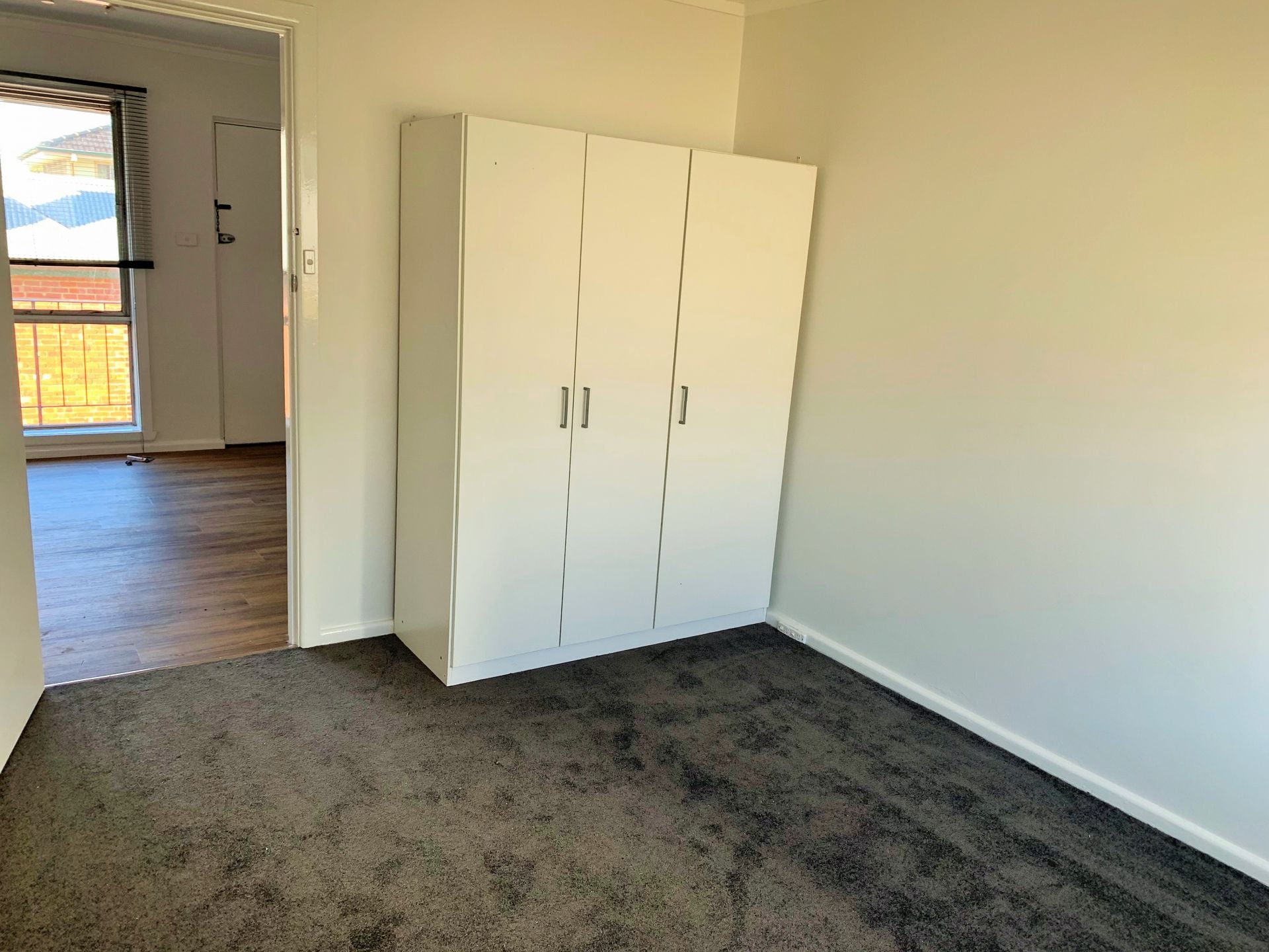 Renovated and Refreshed Apartment opposite Croxton Station