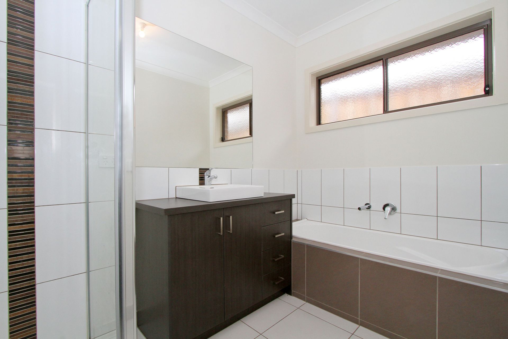 WALKING DISTANCE TO HAZEL GLEN COLLEGE!!!