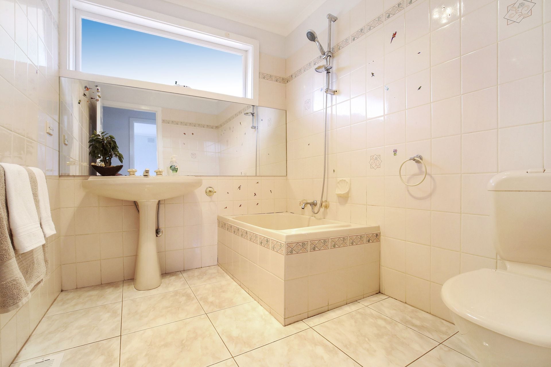 SURPRISING SPACE, SOUGHT AFTER LOCATION – 6 MONTH LEASE