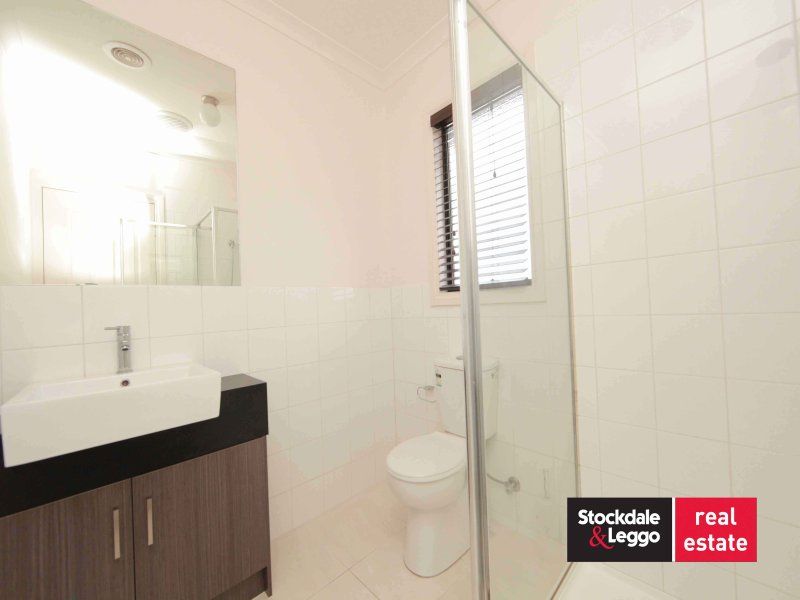 1/2 Leonie Close SOUTH MORANG, South Morang - Thumbnail 2