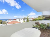            LARGE LIGHT FILLED 2 BEDROOM APARTMENT