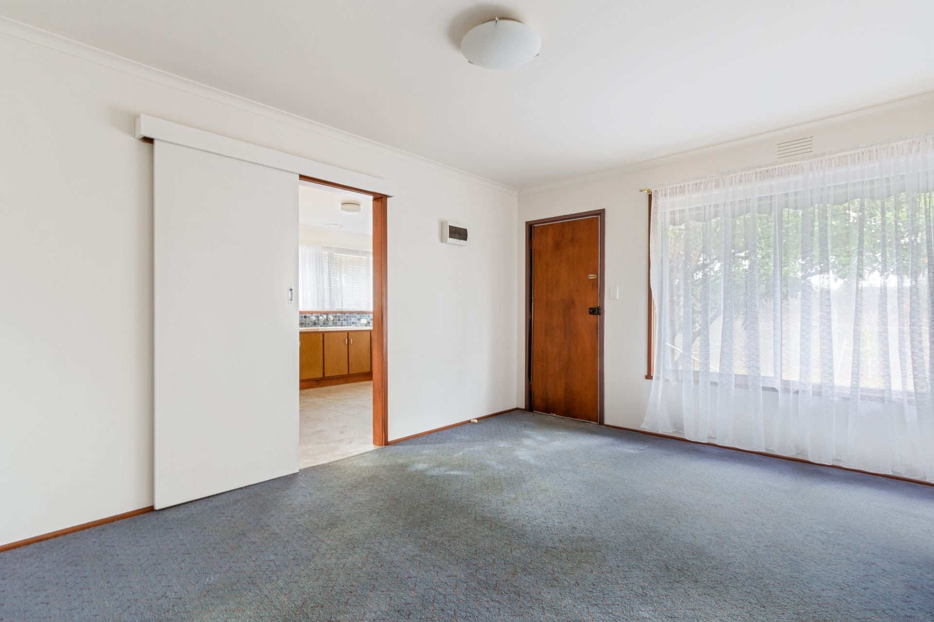 LOCATED IN QUIET STREET!