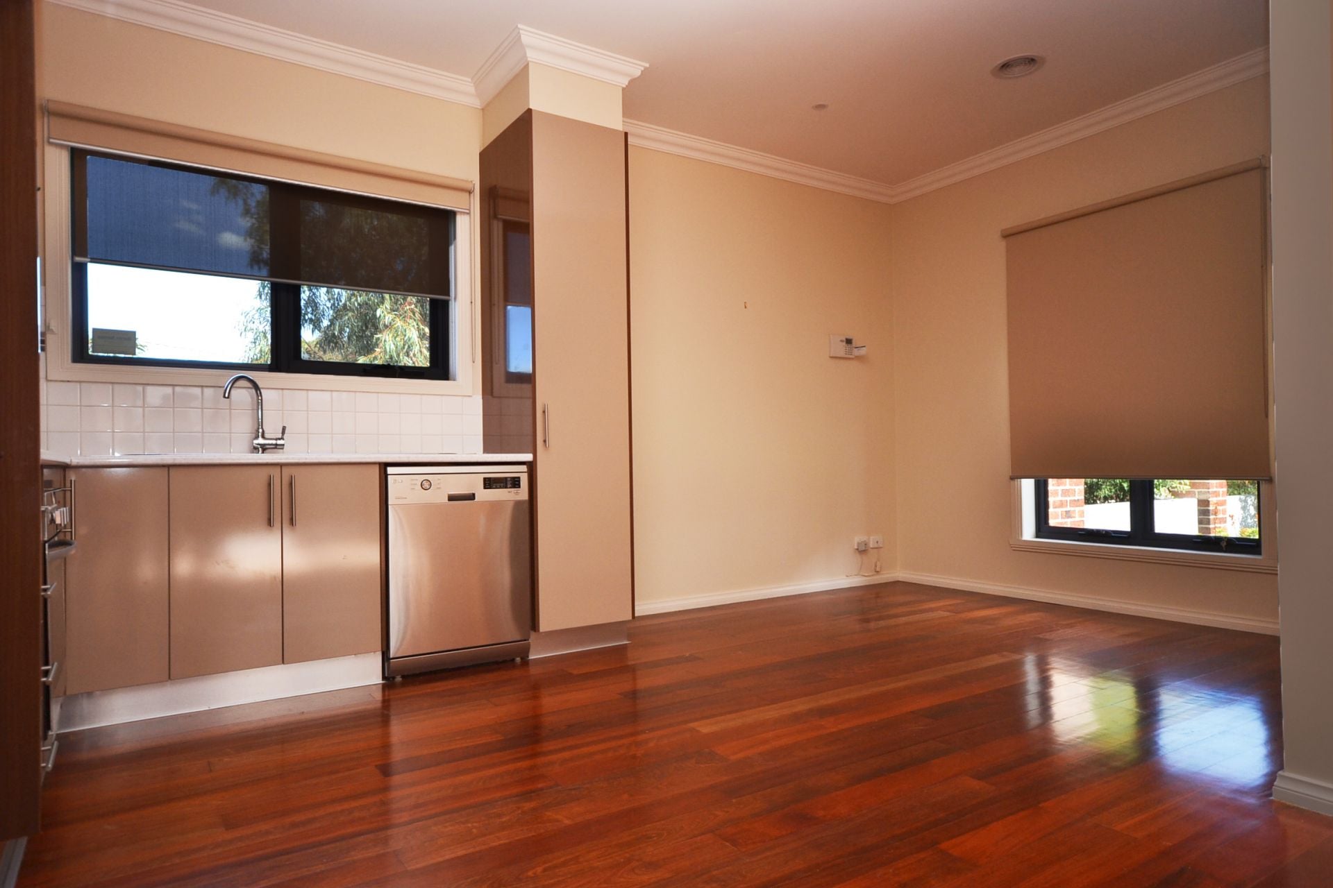 CONTEMPORARY LIVING & FABULOUS LOCATION