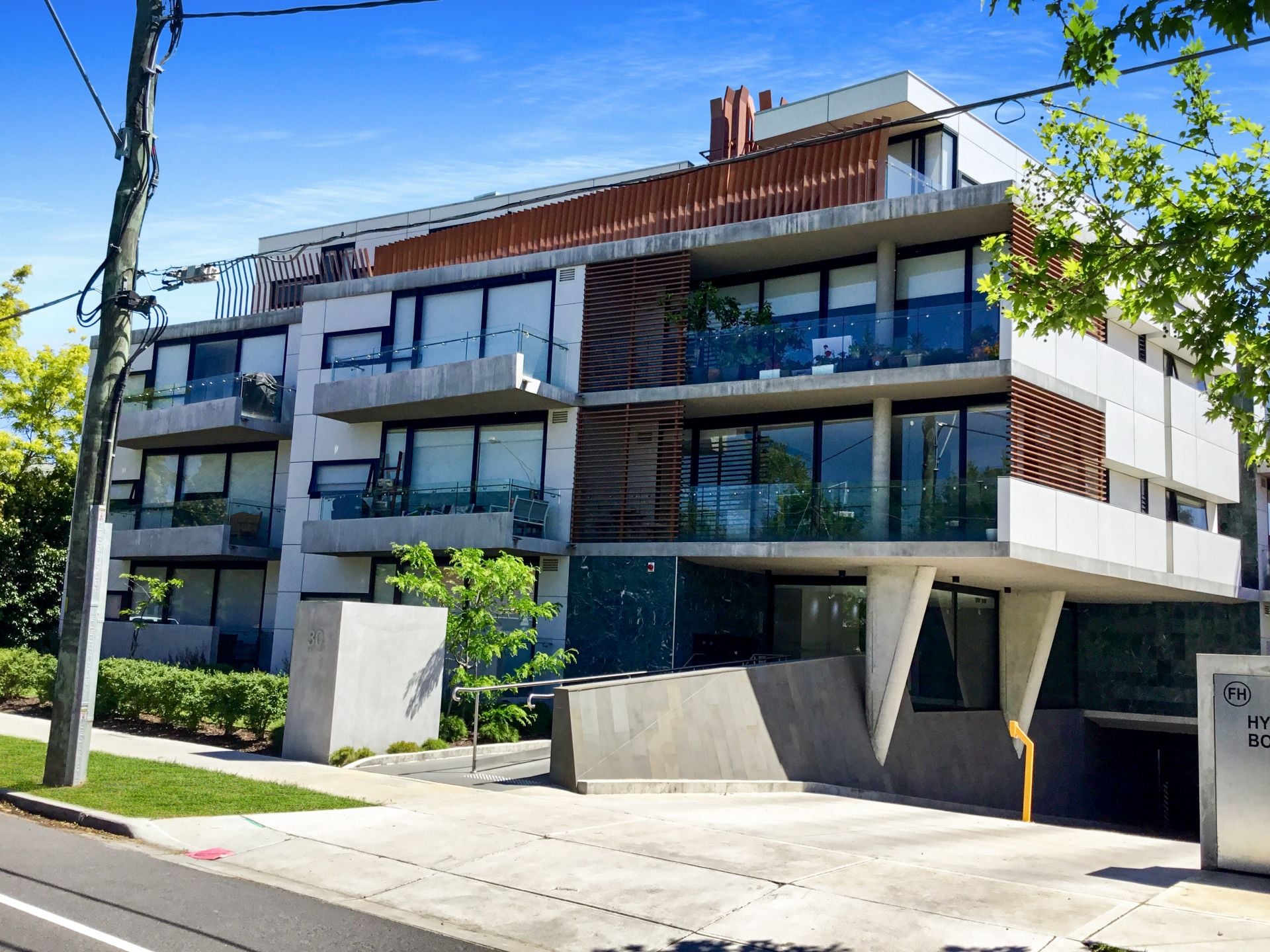 Oversized Apartment - Walk to Train Station