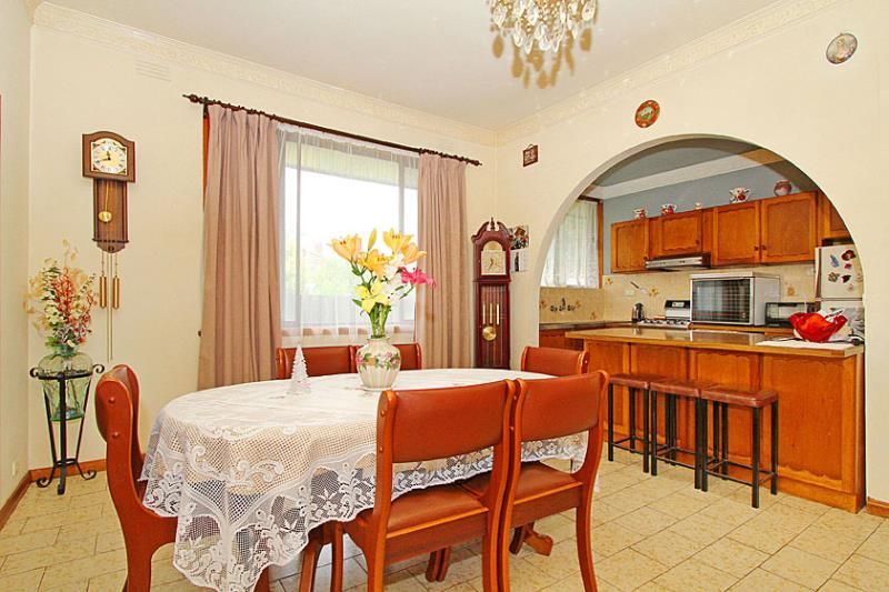 Four Bedroom Home in Thornbury! Enough Said