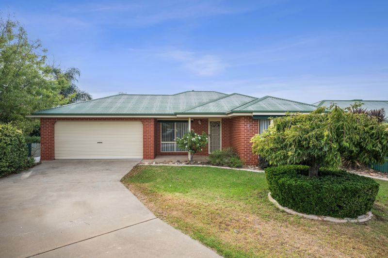 Spacious Home in Quiet Court Location!