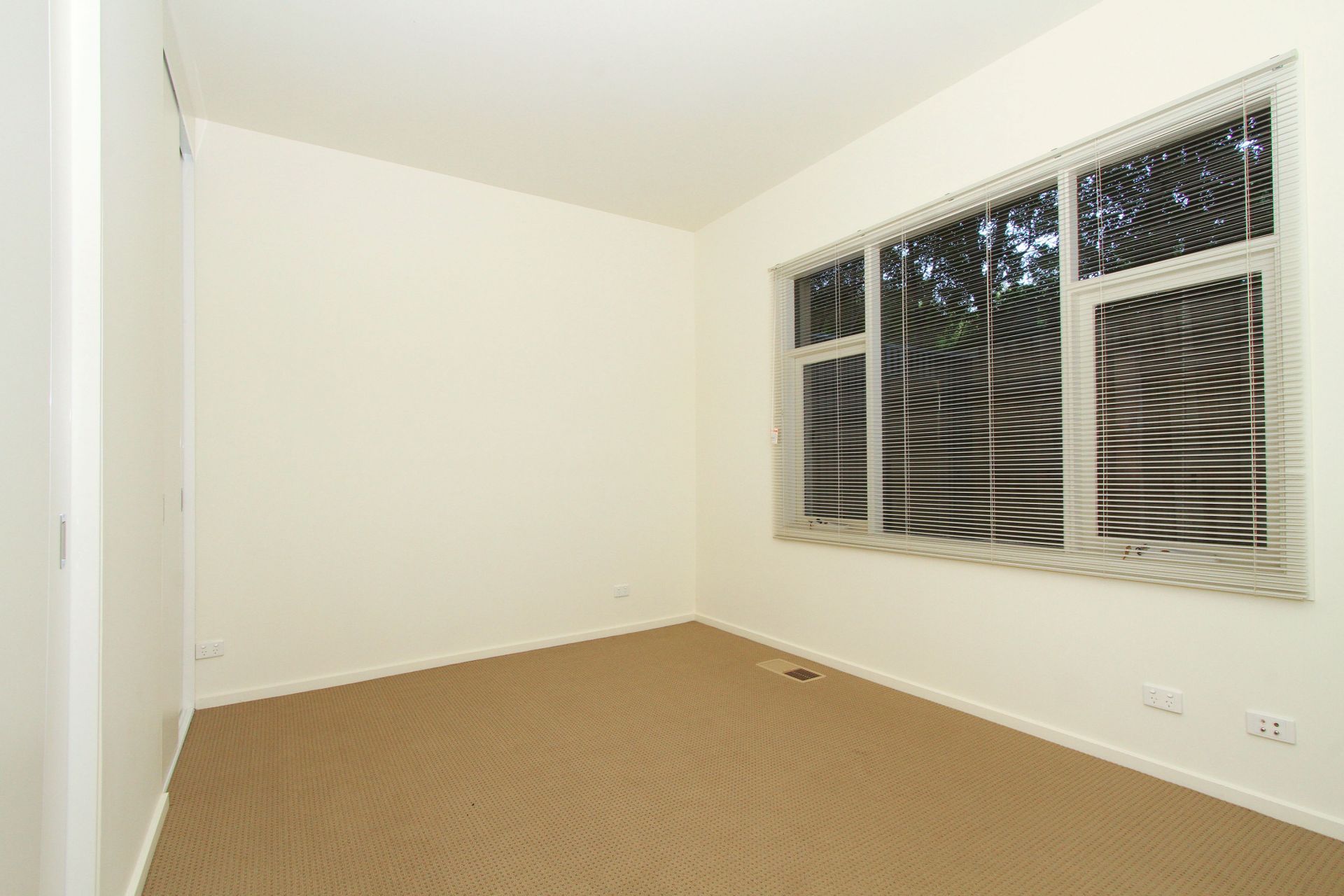One year old Apartment in Ivanhoe