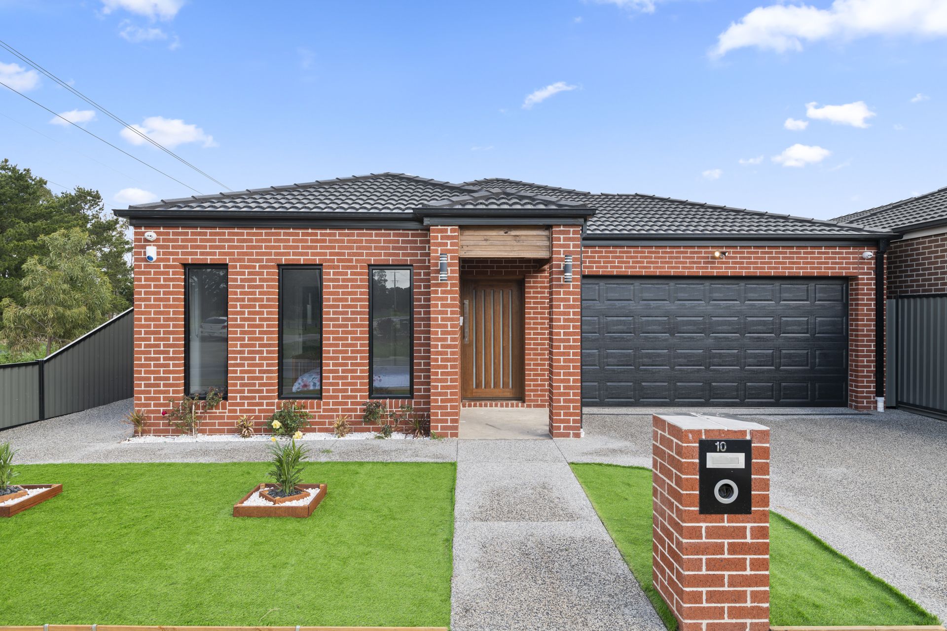 STYLISH AND IMPRESSIVE - NEARLY NEW