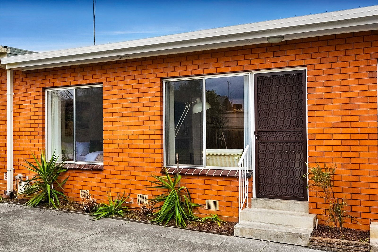 PERFECTLY POSITIONED LOW MAINTENANCE LIVING!