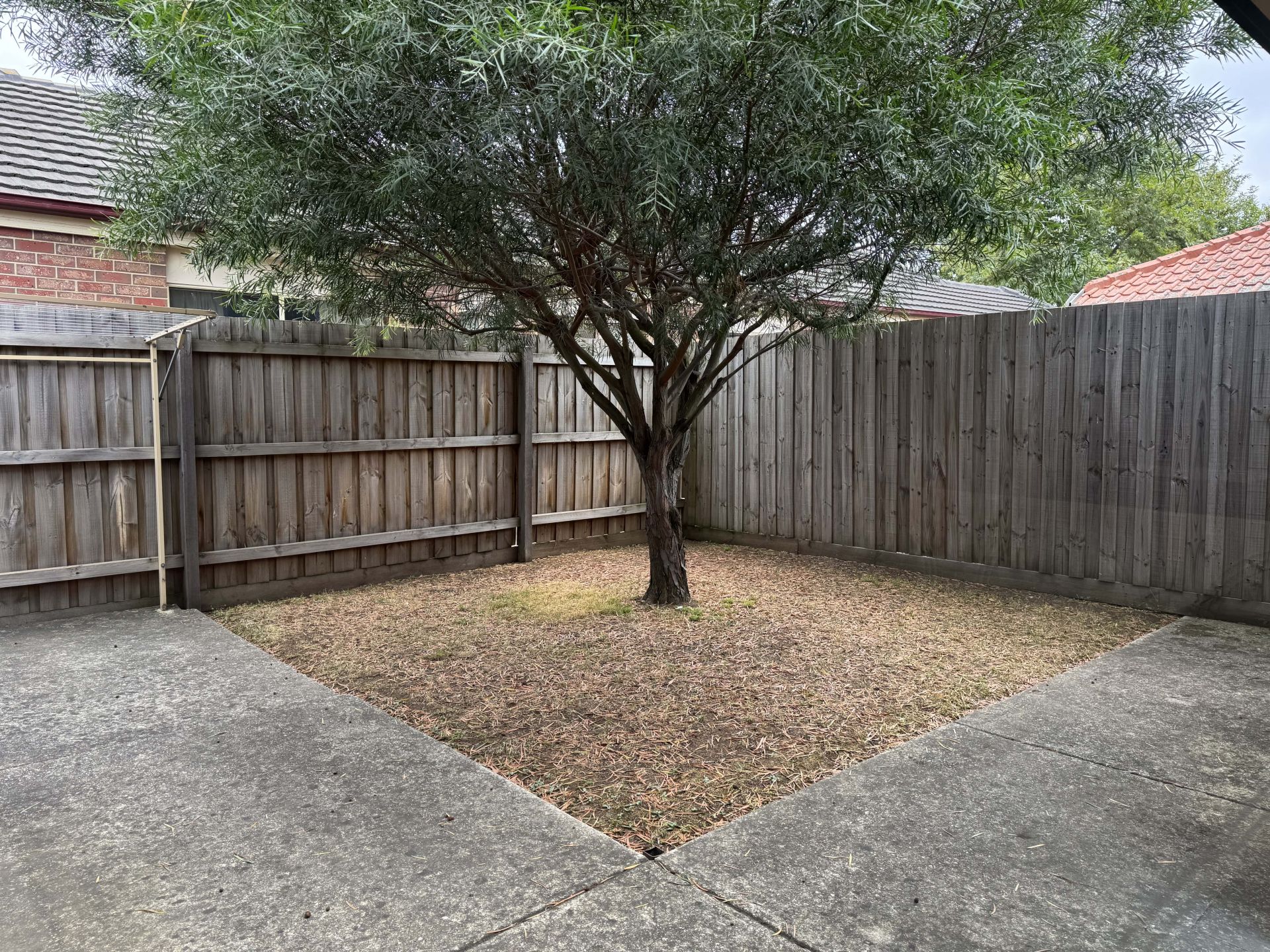 IDEALLY LOCATED CLOSE TO SHOPS & TRANSPORT!