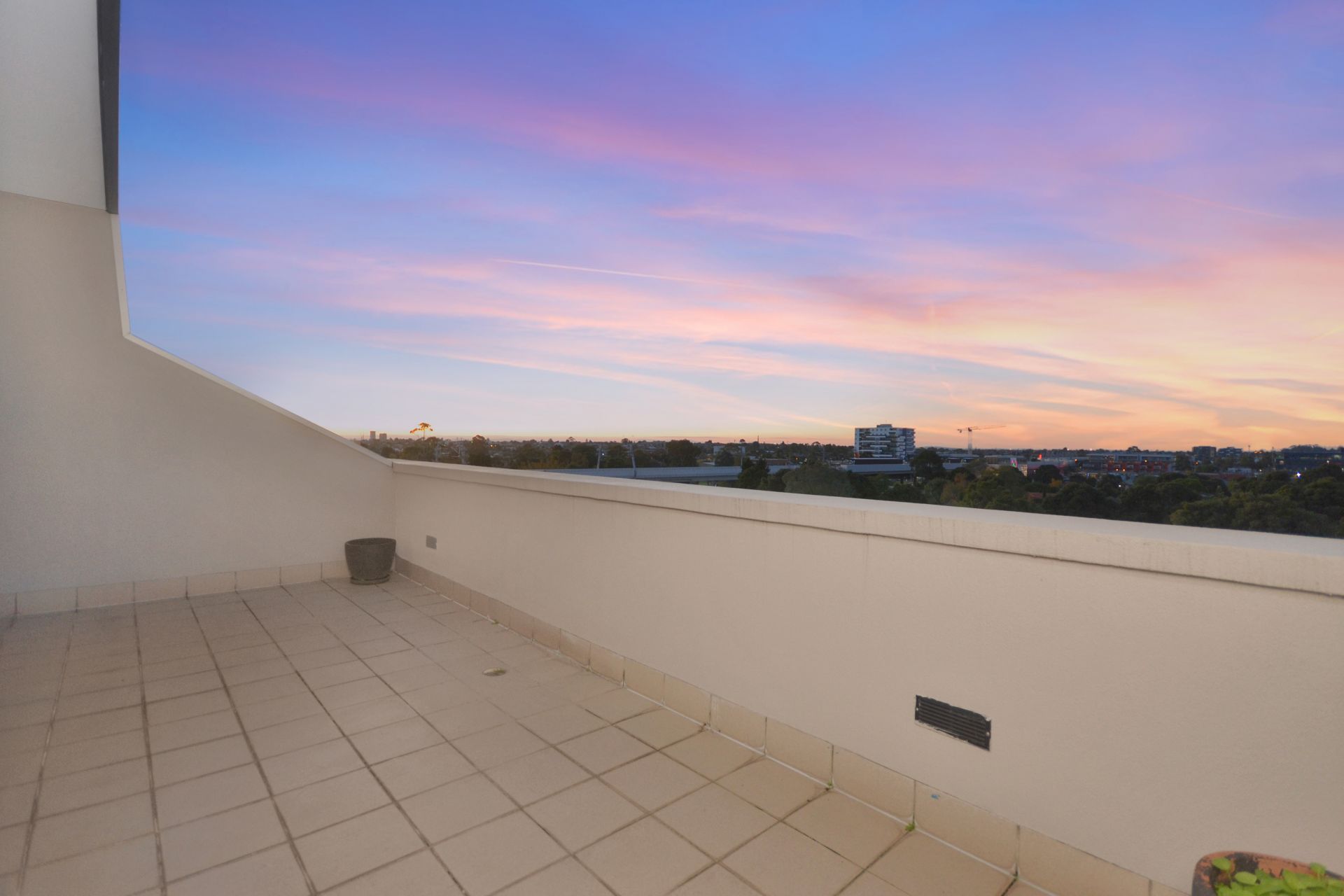 LUXURIOUS LIVING OVER TWO LEVELS