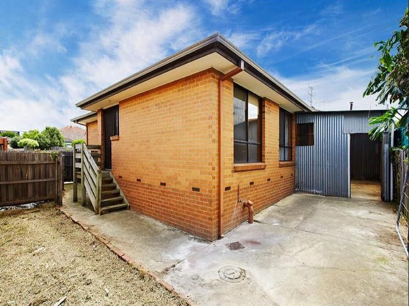 Large 3 Bedroom Villa Unit Close To Transport!
