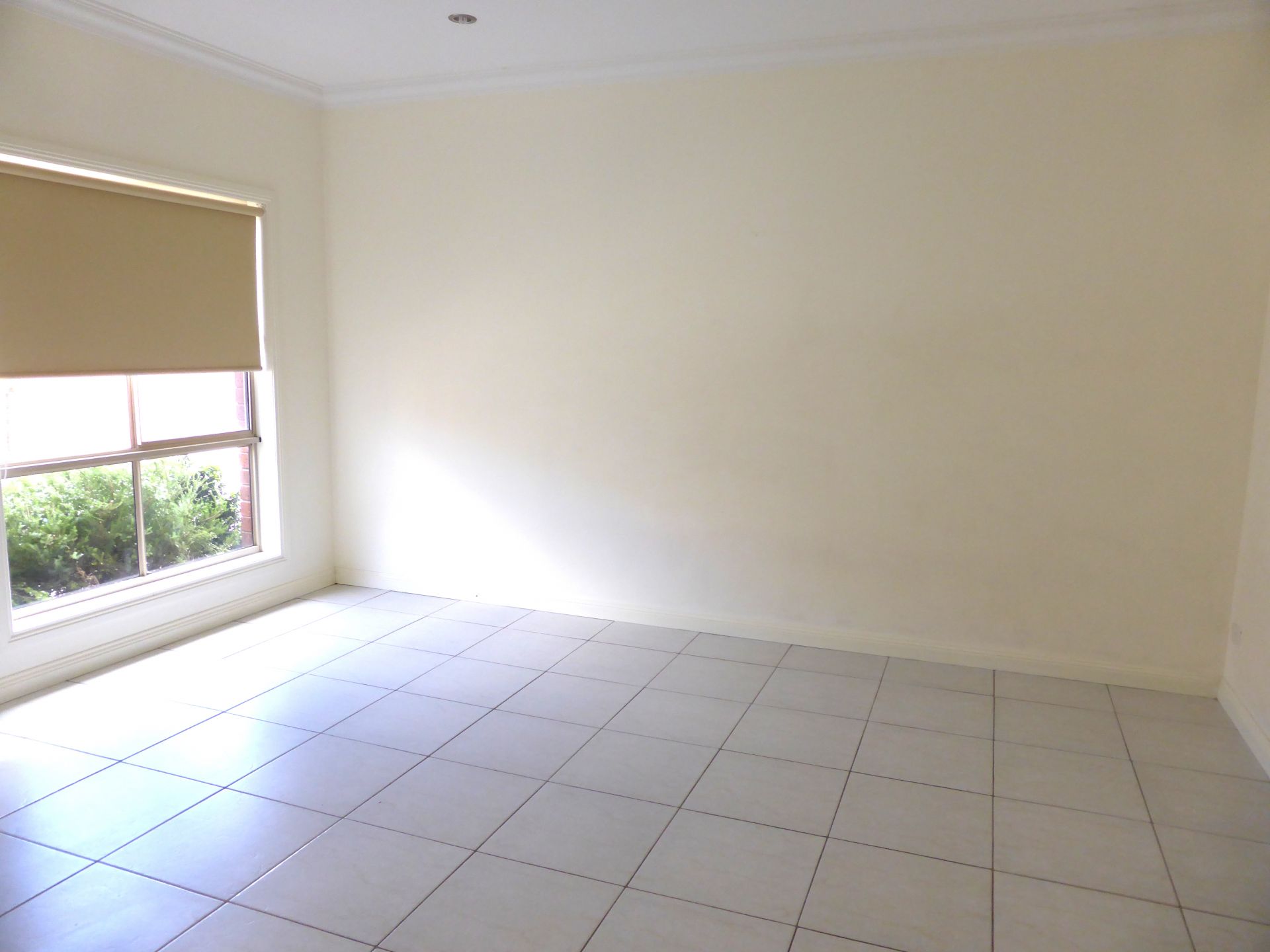 Immaculate 3 bedroom unit for filling all your desires!