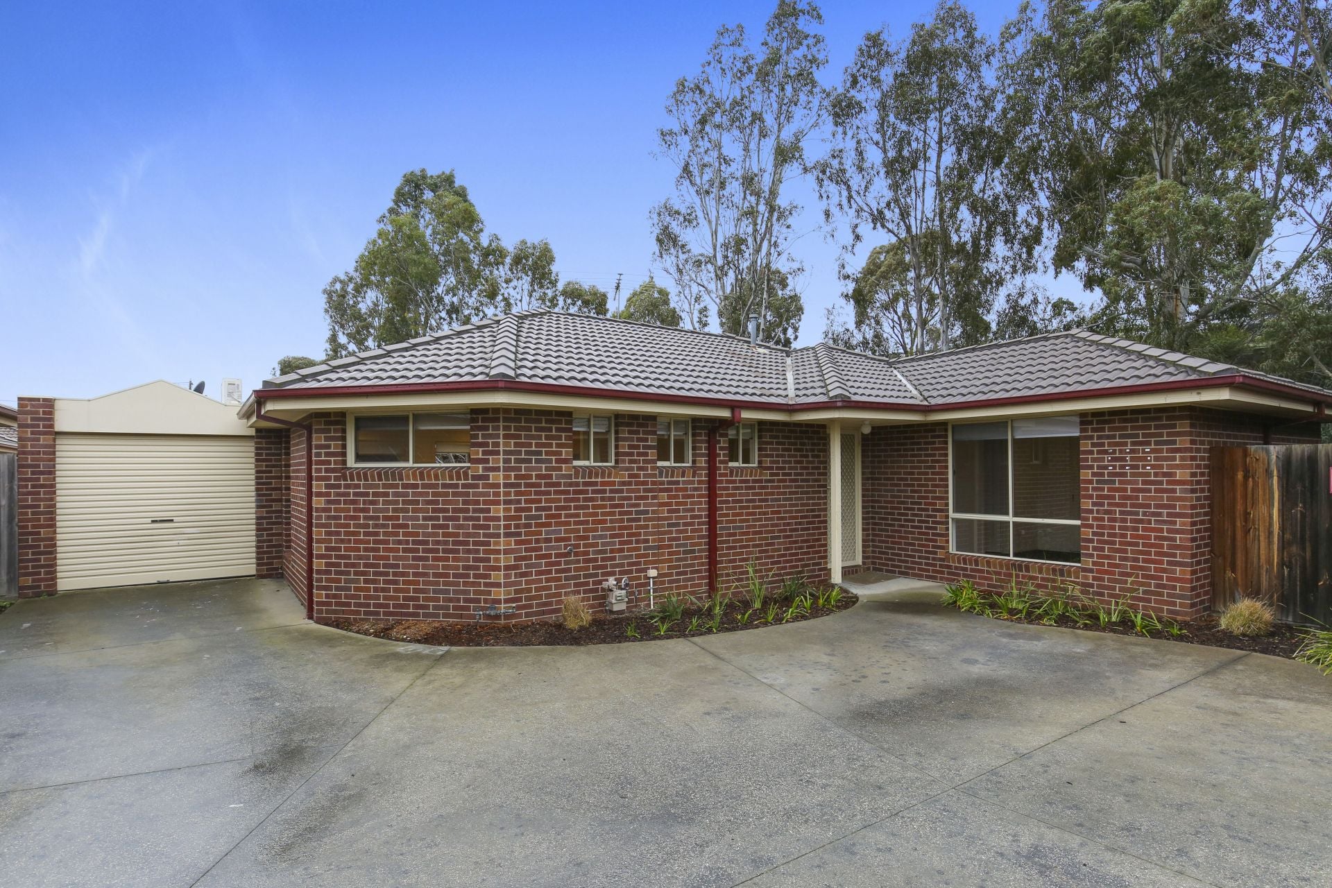 Modern 3 Bedroom Unit!