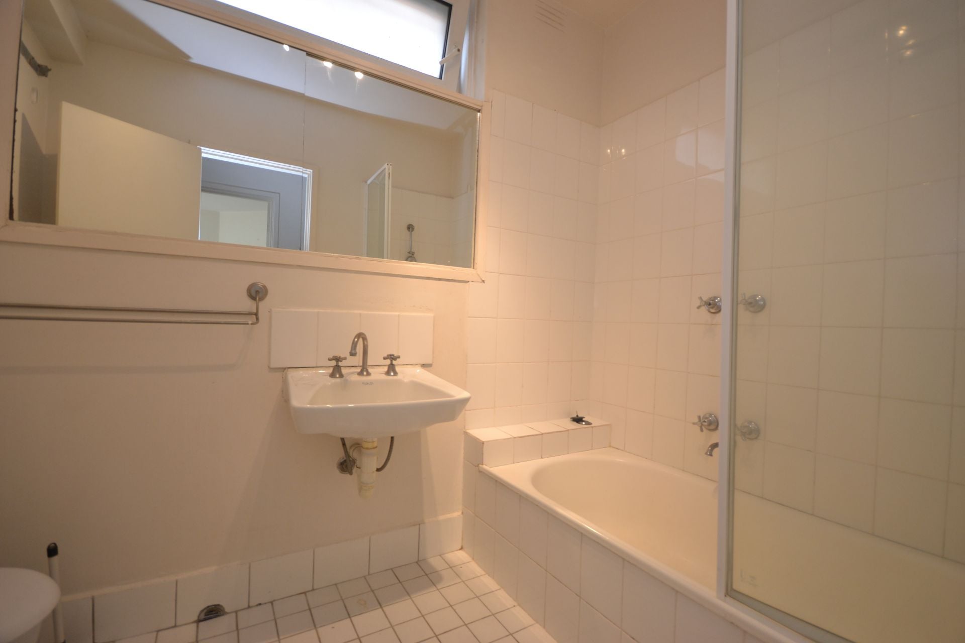 LIGHT, BRIGHT, AND CONVENIENTLY LOCATED!