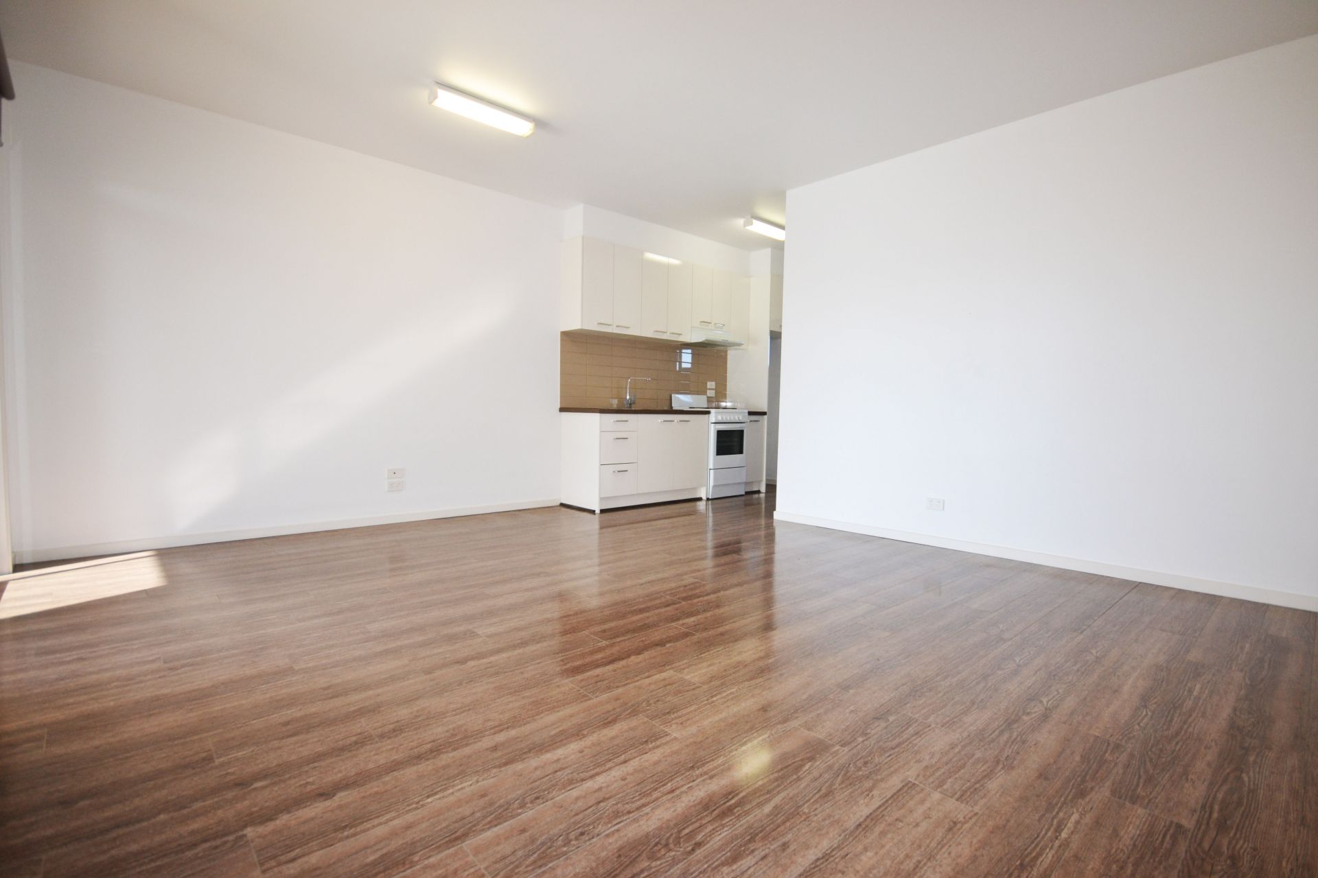 GREAT LOCATION - COLES, TRAM & BUS AT FRONT DOORSTEP!