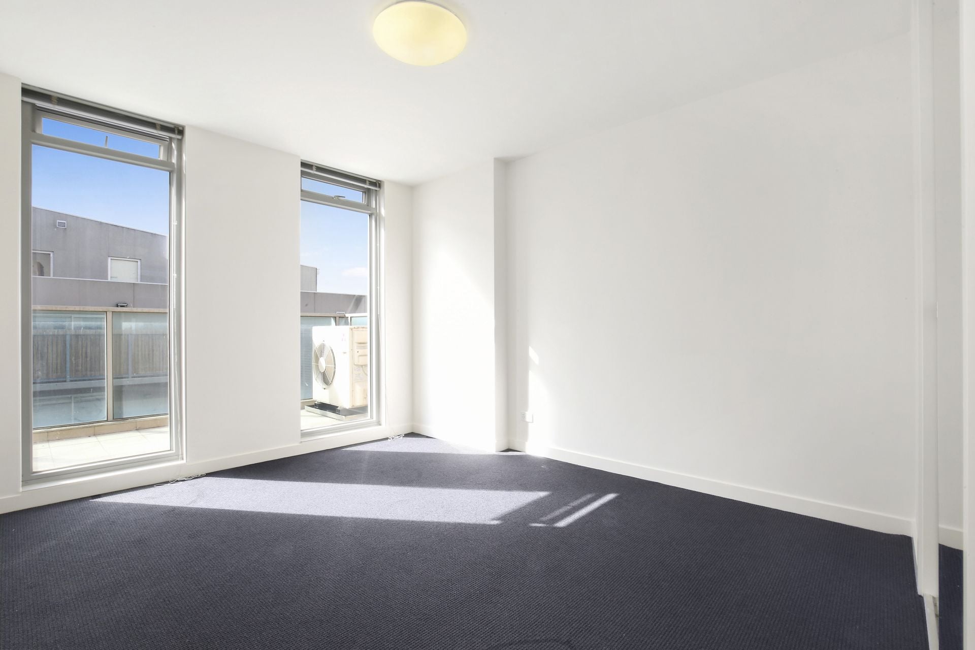 Light and Bright 2 Bedroom Apartment in Convenient Location