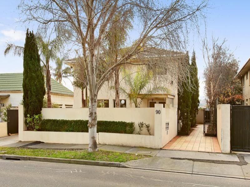 SPACIOUS APARTMENT IN A PERFECT LOCATION!