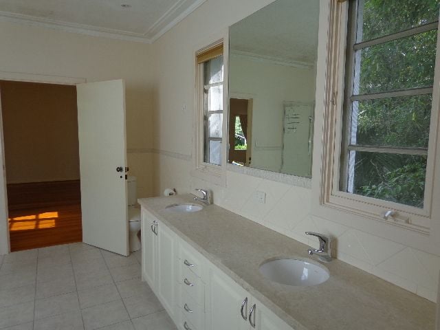 Classic Eaglemont Residence! 5 beds and ready for lease ! REGISTER for online OPEN times
