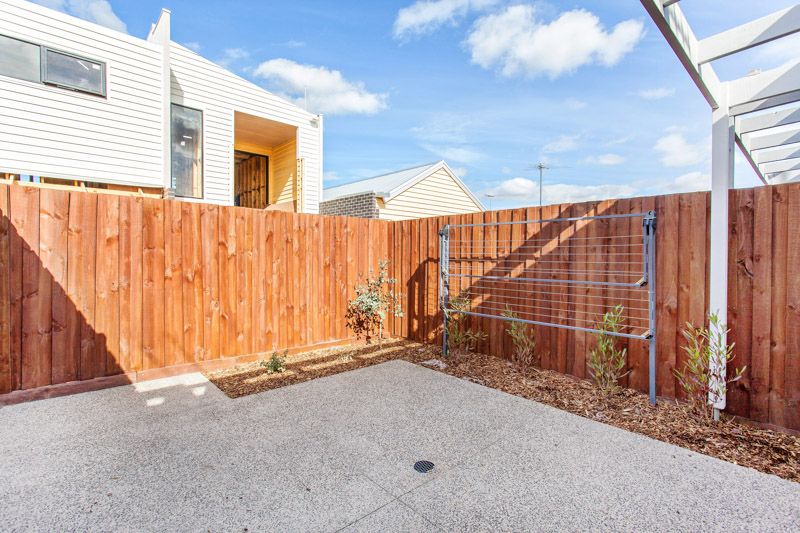 2/33 Goulburn Street, Yarraville - Thumbnail 4