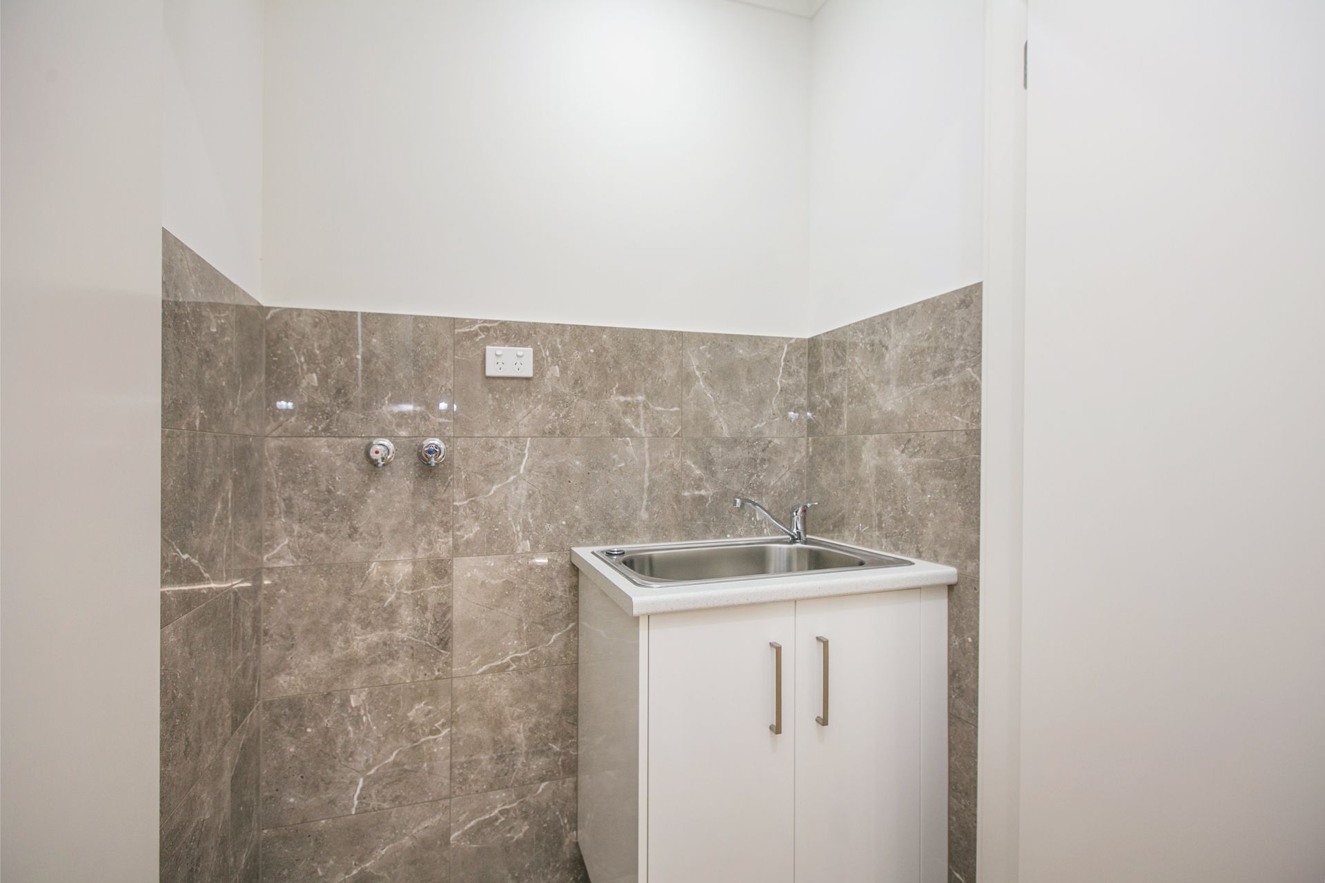 NEAR NEW UNIT IN GREAT LOCATION   *Insp  Sat 18th Feb @ 10:20am*