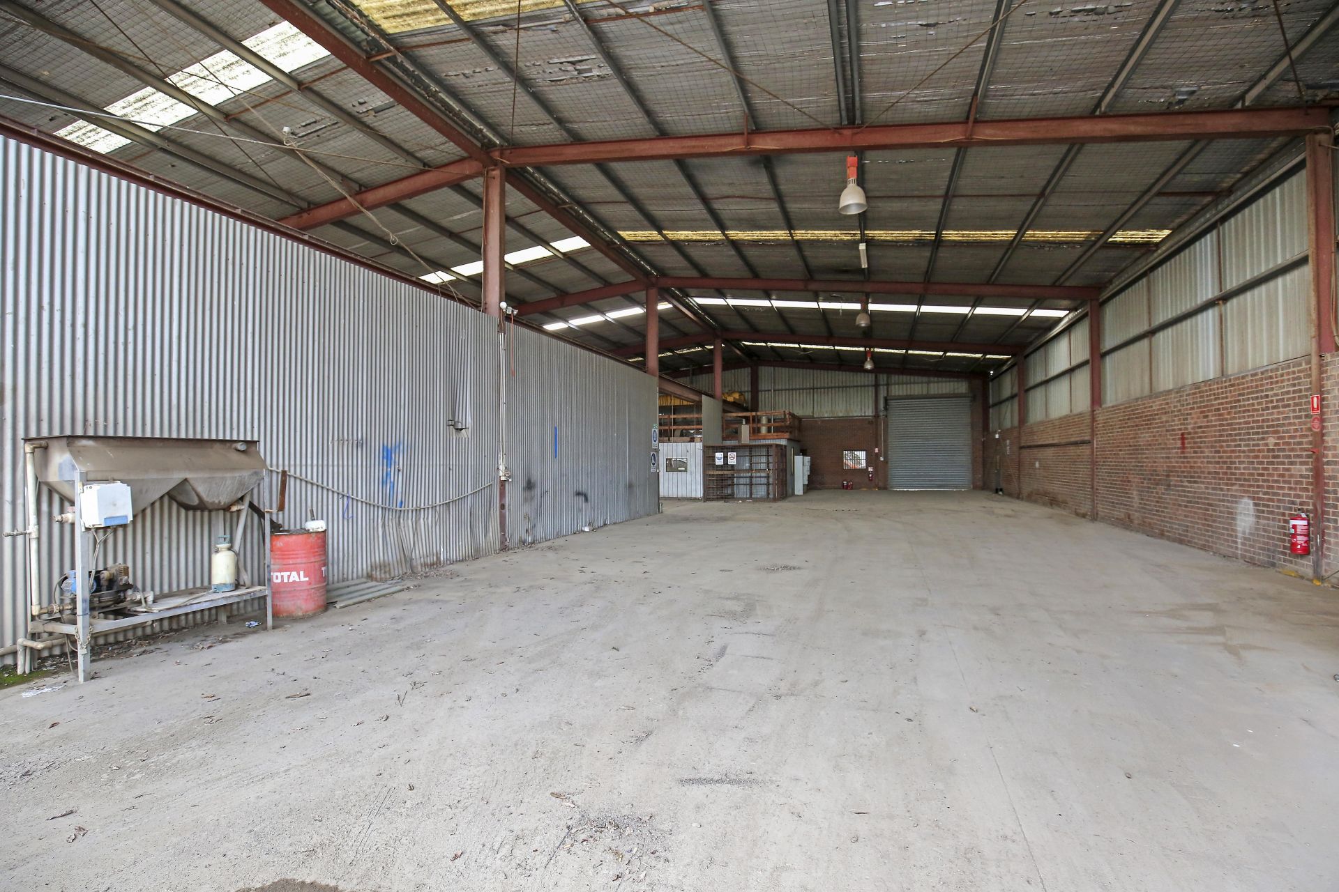HUGE 23,000 SQM SITE 
OCCUPY OR DEVELOP