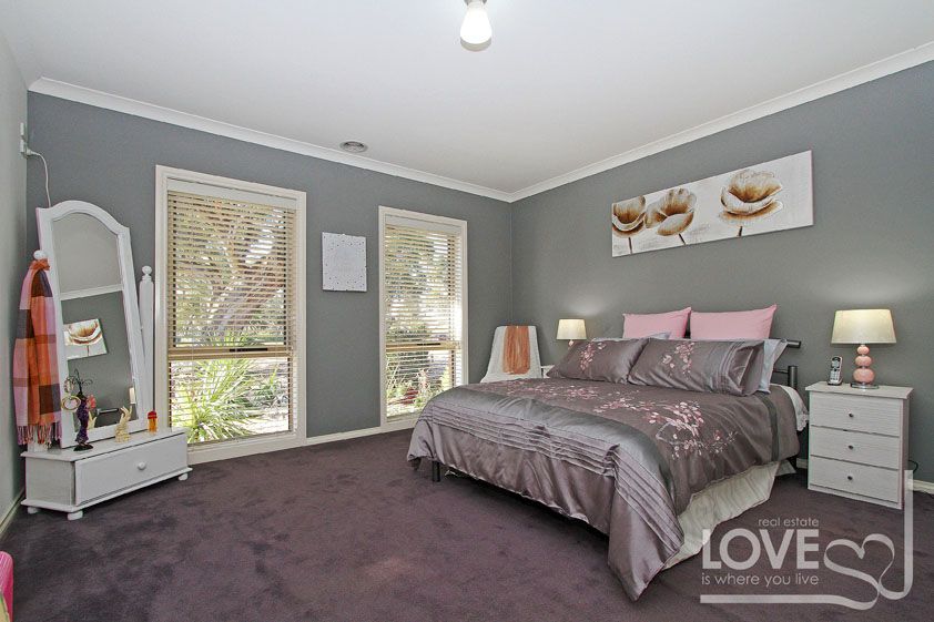 Contemporary Comfort Overlooking The Park