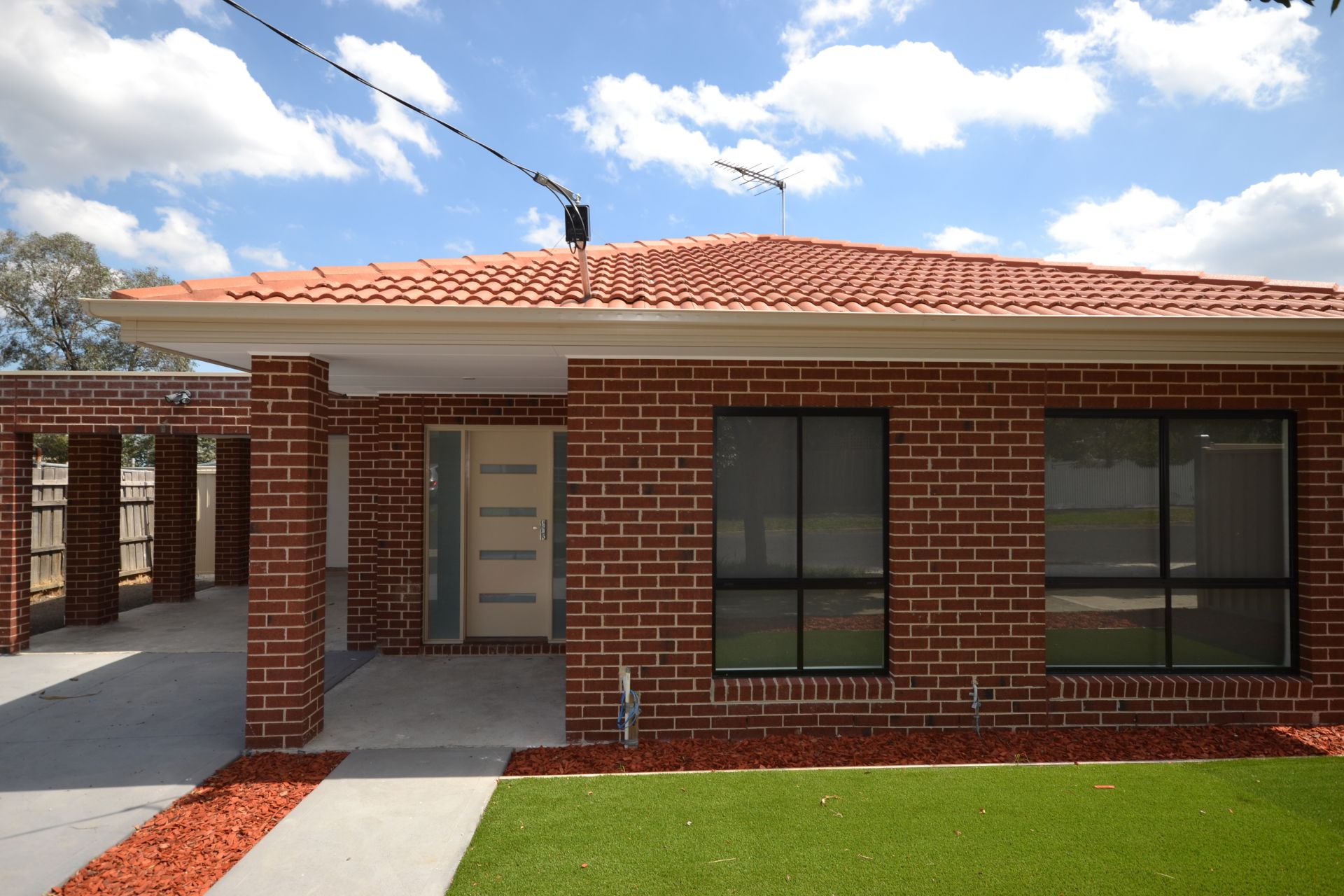 MODERN 4 BEDROOM HOUSE AND LOW MAINTENANCE BLOCK - SOUNDS PERFECT!
