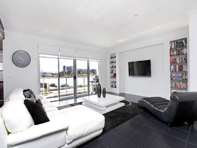 72 The Esplanade, Caroline Springs - Thumbnail 3