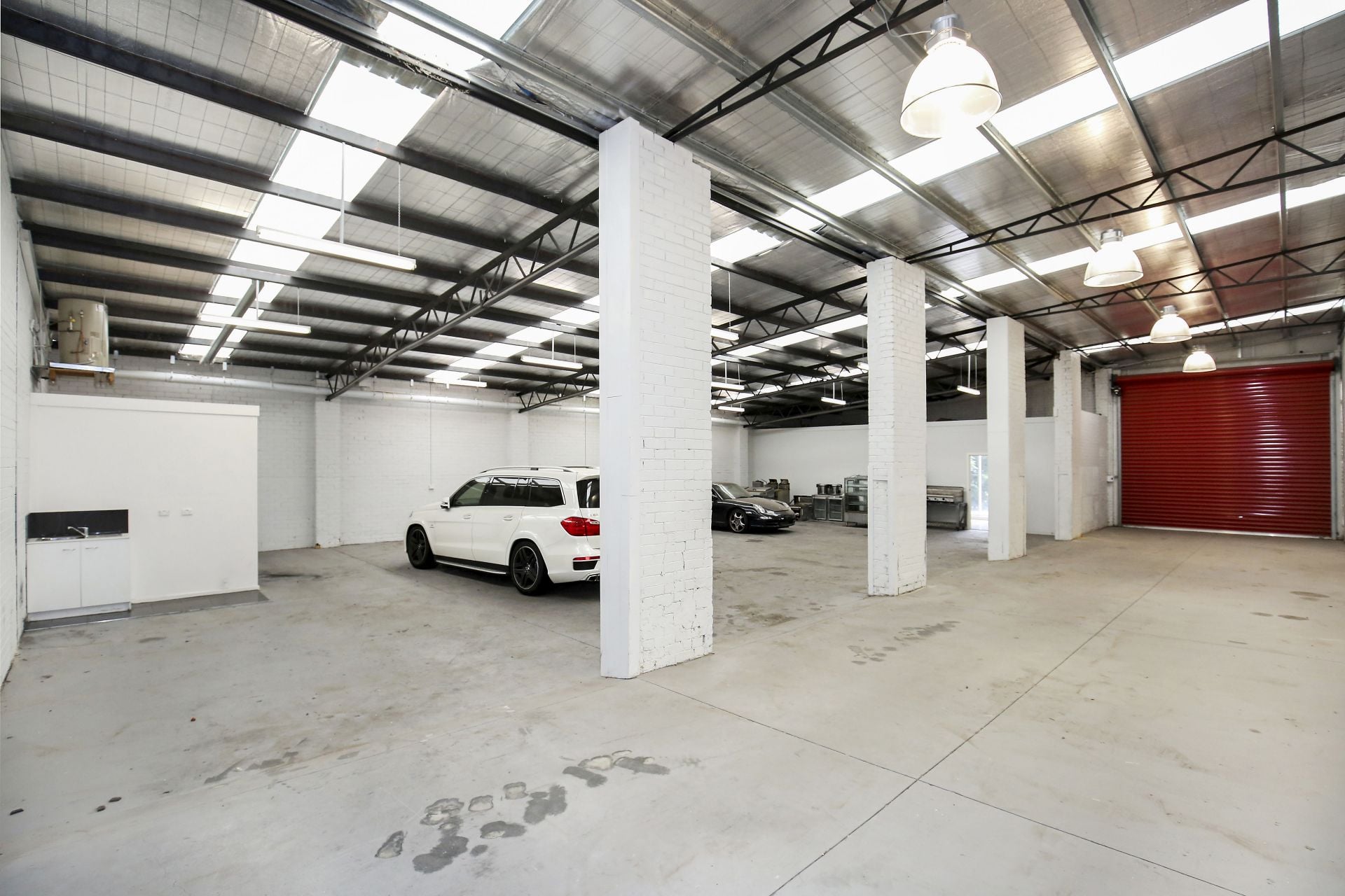 VERSATILE FACTORY IN POPULAR INDUSTRIAL AREA