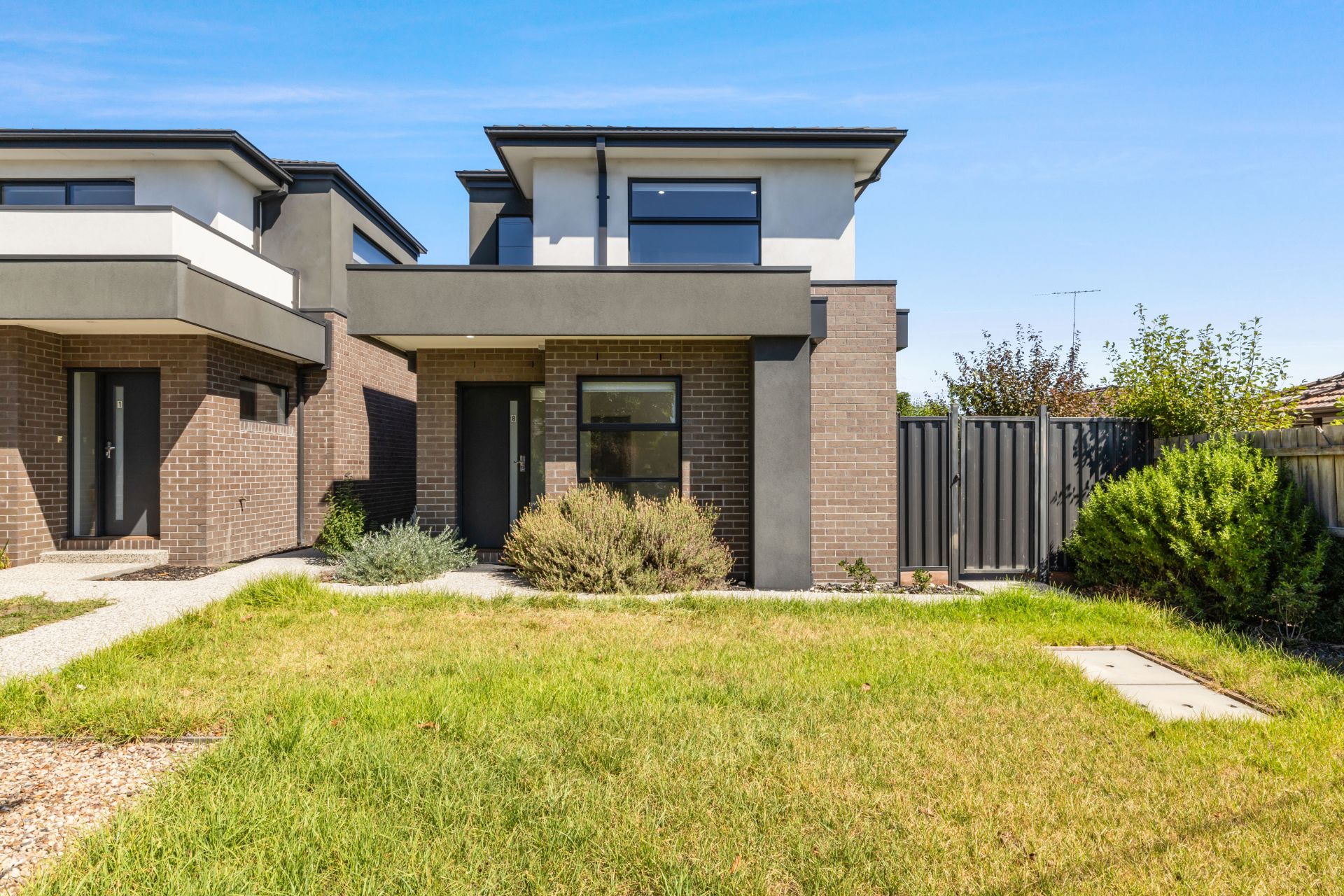 Stylish 2-Bedroom Townhouse in the Heart of Reservoir!