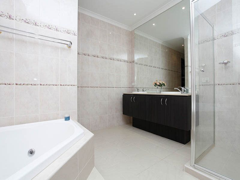 11 Lake Logan Way, Caroline Springs - Thumbnail 8