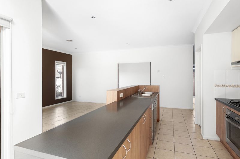 11 Oakview Parade, Caroline Springs - Thumbnail 4