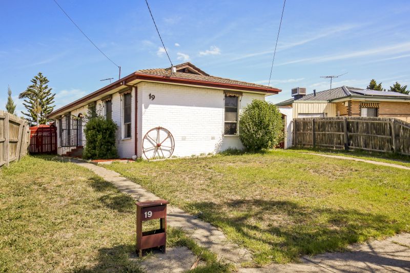 19 Karnak Crescent, Coolaroo