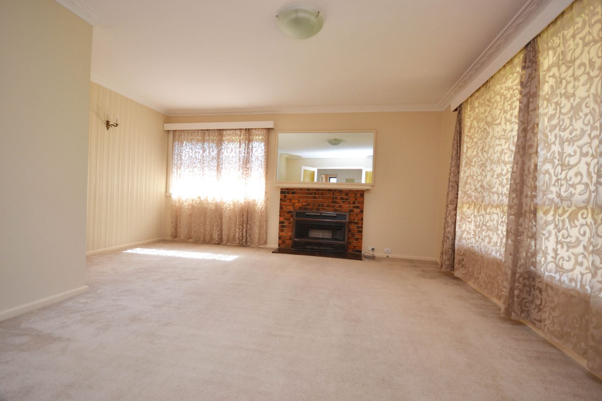 EXTRA LARGE WITHIN WALKING DISTANCE TO PLENTY ROAD SHOPS AND TRAM