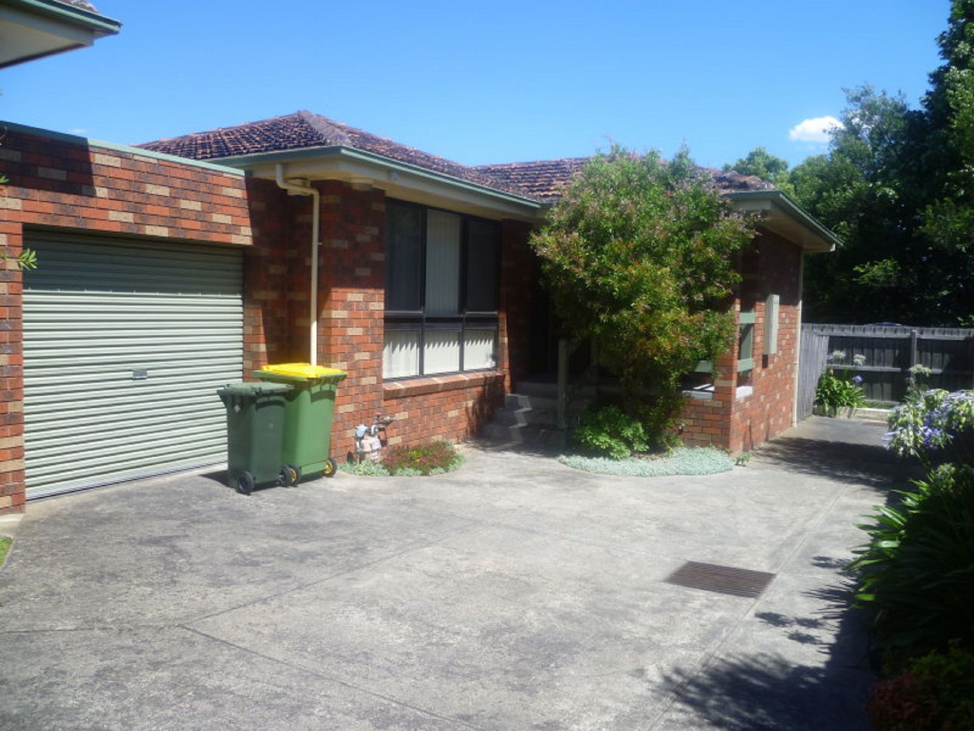 Spacious Villa with Courtyard & Lock-Up Garage!