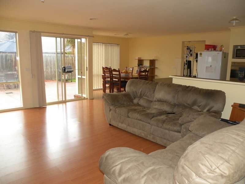 8 Astair Avenue SOUTH MORANG, South Morang - Thumbnail 4