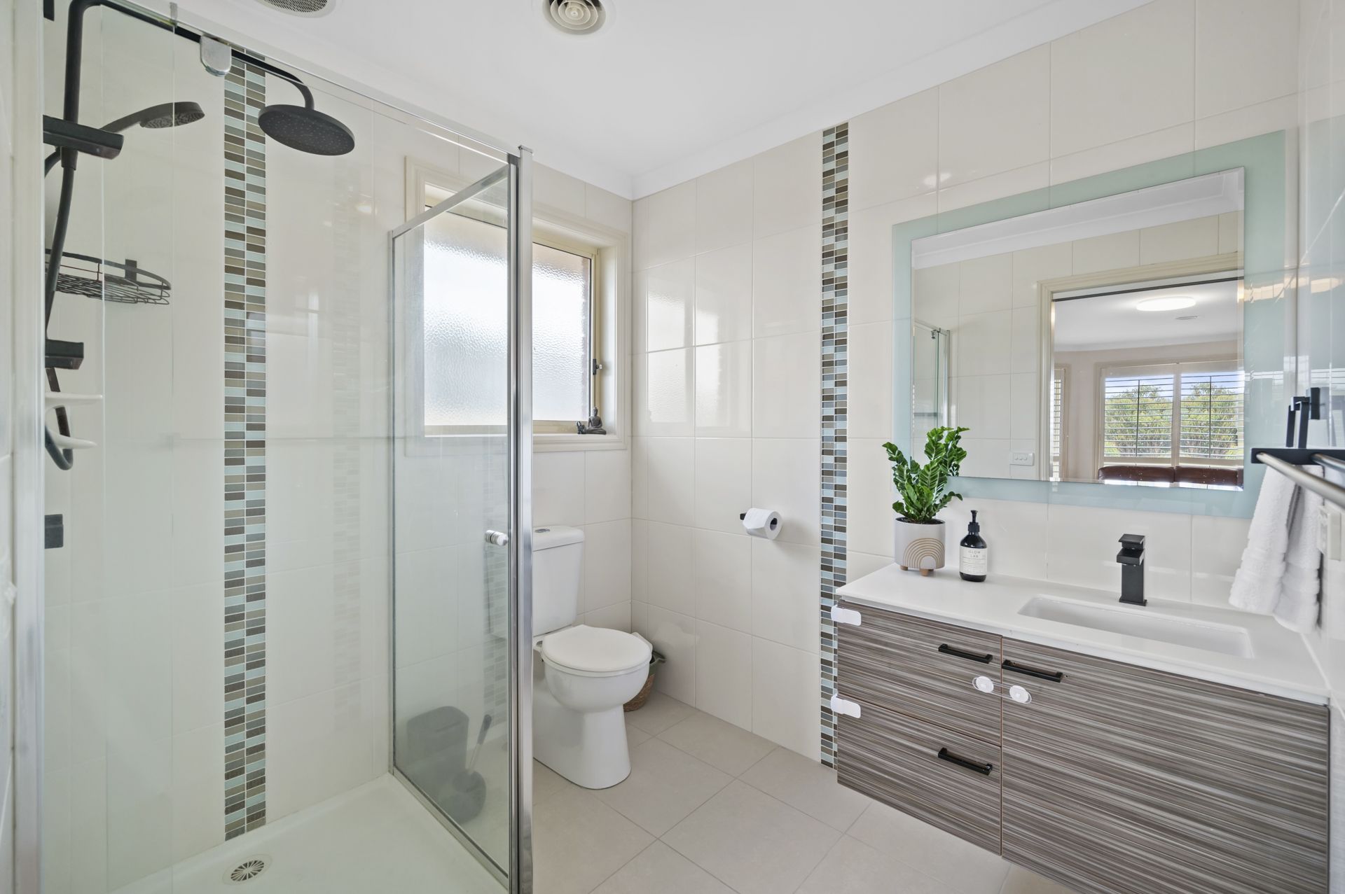 INSTANTLY IMPRESSIVE FAMILY LIVING ** SIX MONTH LEASE **