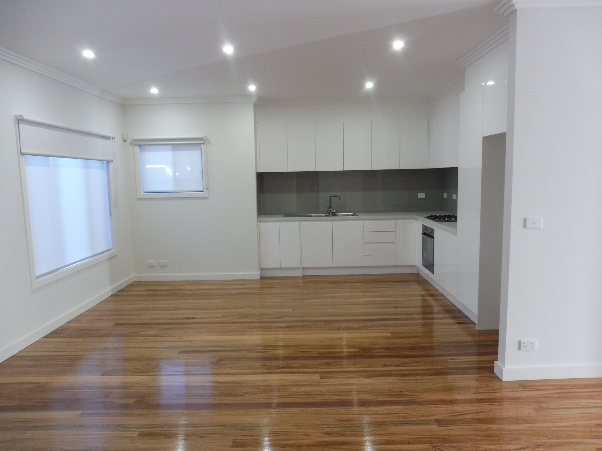 ARCHITECT DESIGNED- WALKING DISTANCE TO THOMASTOWN STATION & SHOPS.
