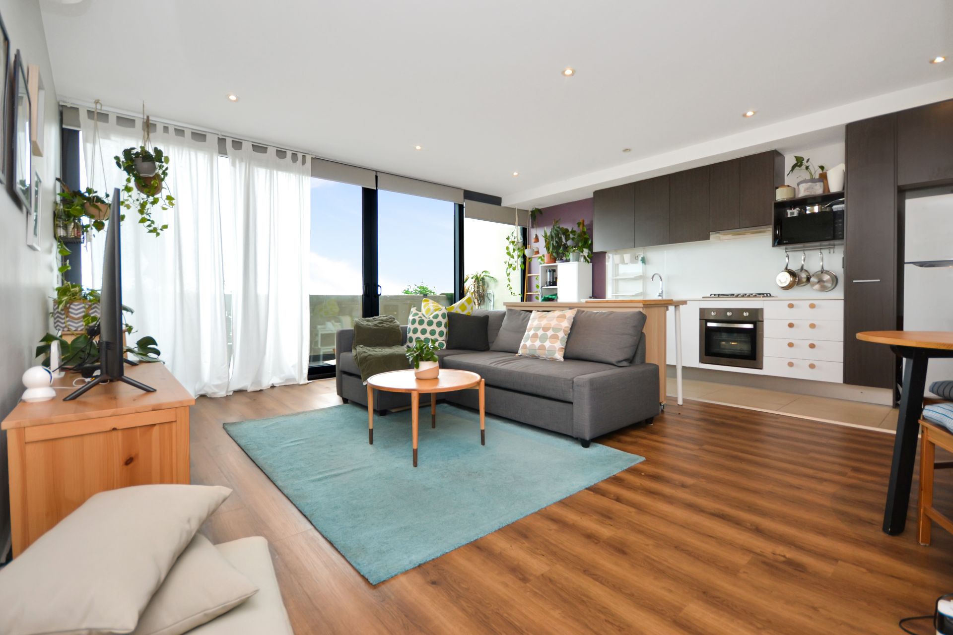 STYLISH APARTMENT LIVING IN A VIBRANT LIFESTYLE SETTING