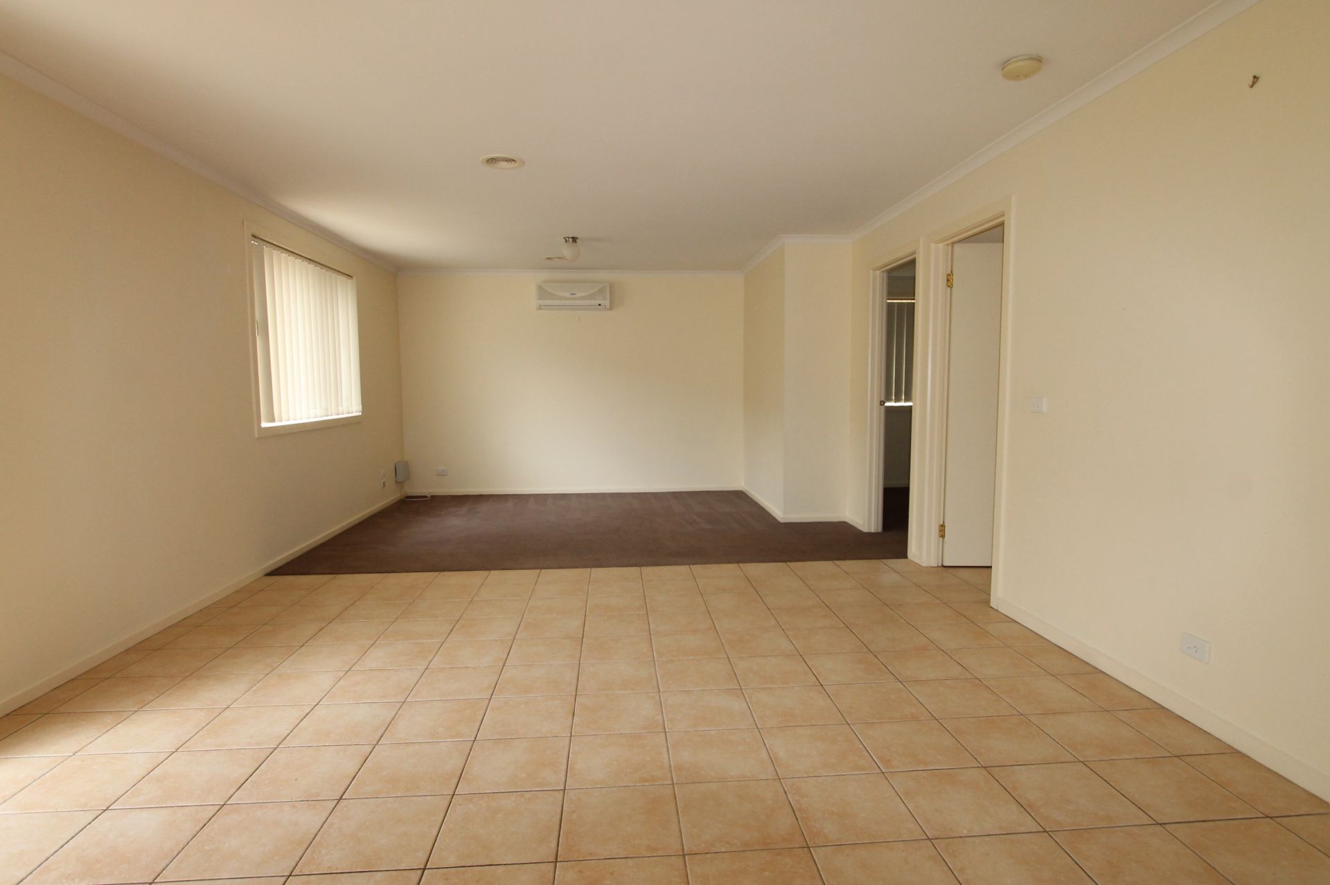 CLOSE TO SHOPS & PUBLIC TRANSPORT !!!