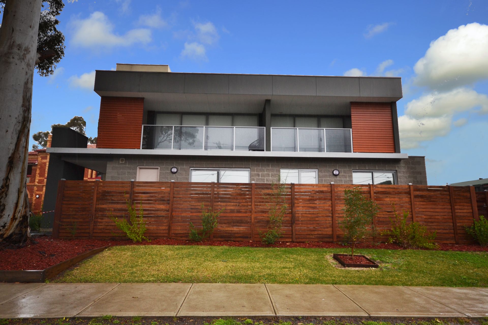 CONTEMPORARY LIVING & FABULOUS LOCATION