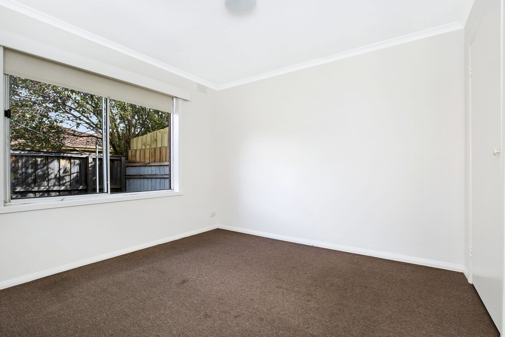 SPACIOUS UNIT IN THE HEART OF RESERVOIR!