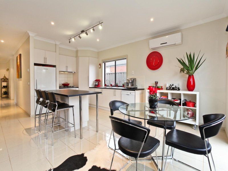 21 Viewbank Walk, Caroline Springs - Thumbnail 3