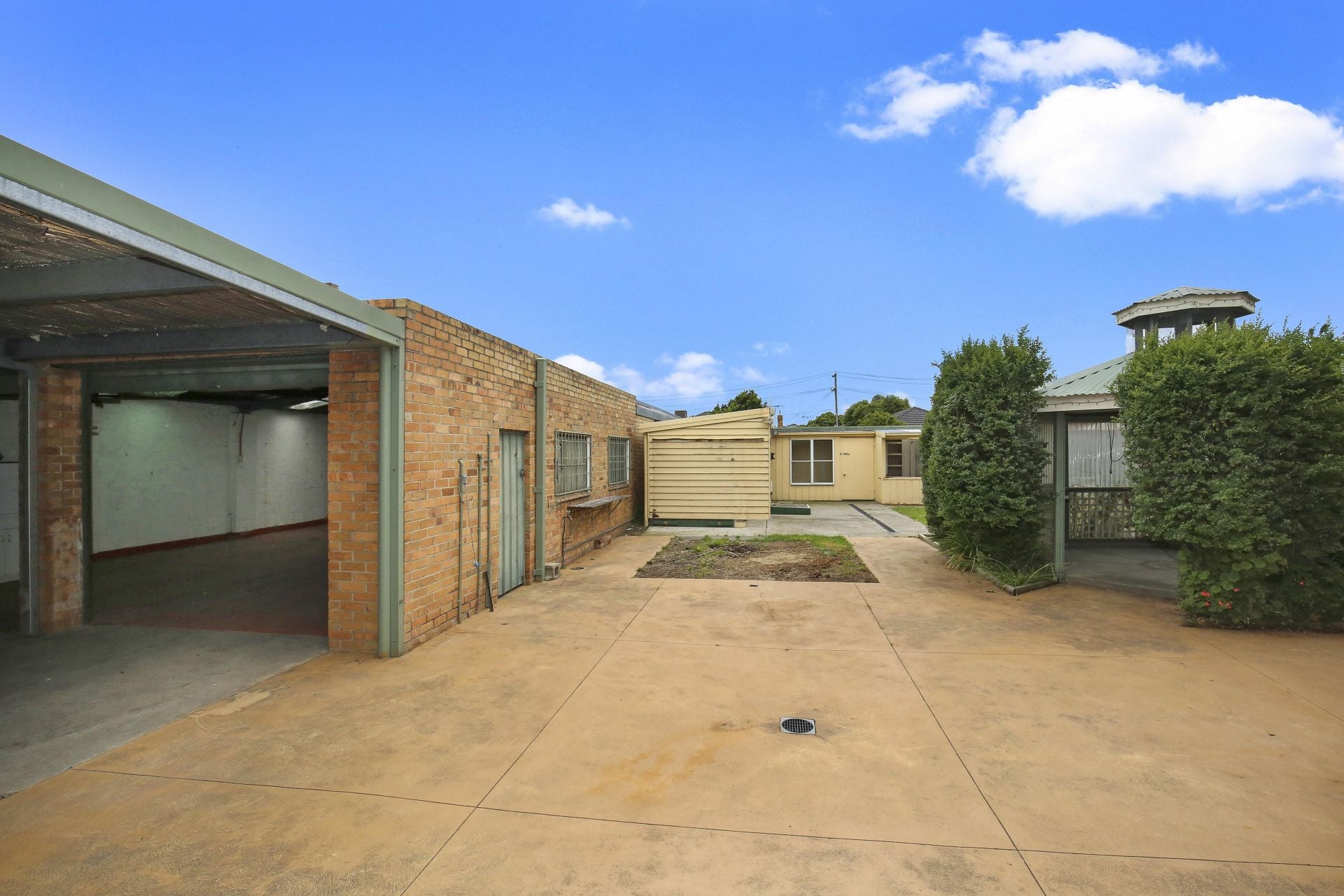 DOUBLE STOREY DELIGHT WITHIN WALKING DISTANCE TO LATROBE UNIVERSITY