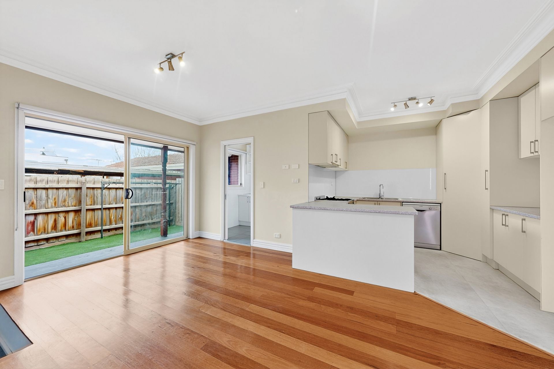 6/4 Eleanor Street, Footscray - Thumbnail 3