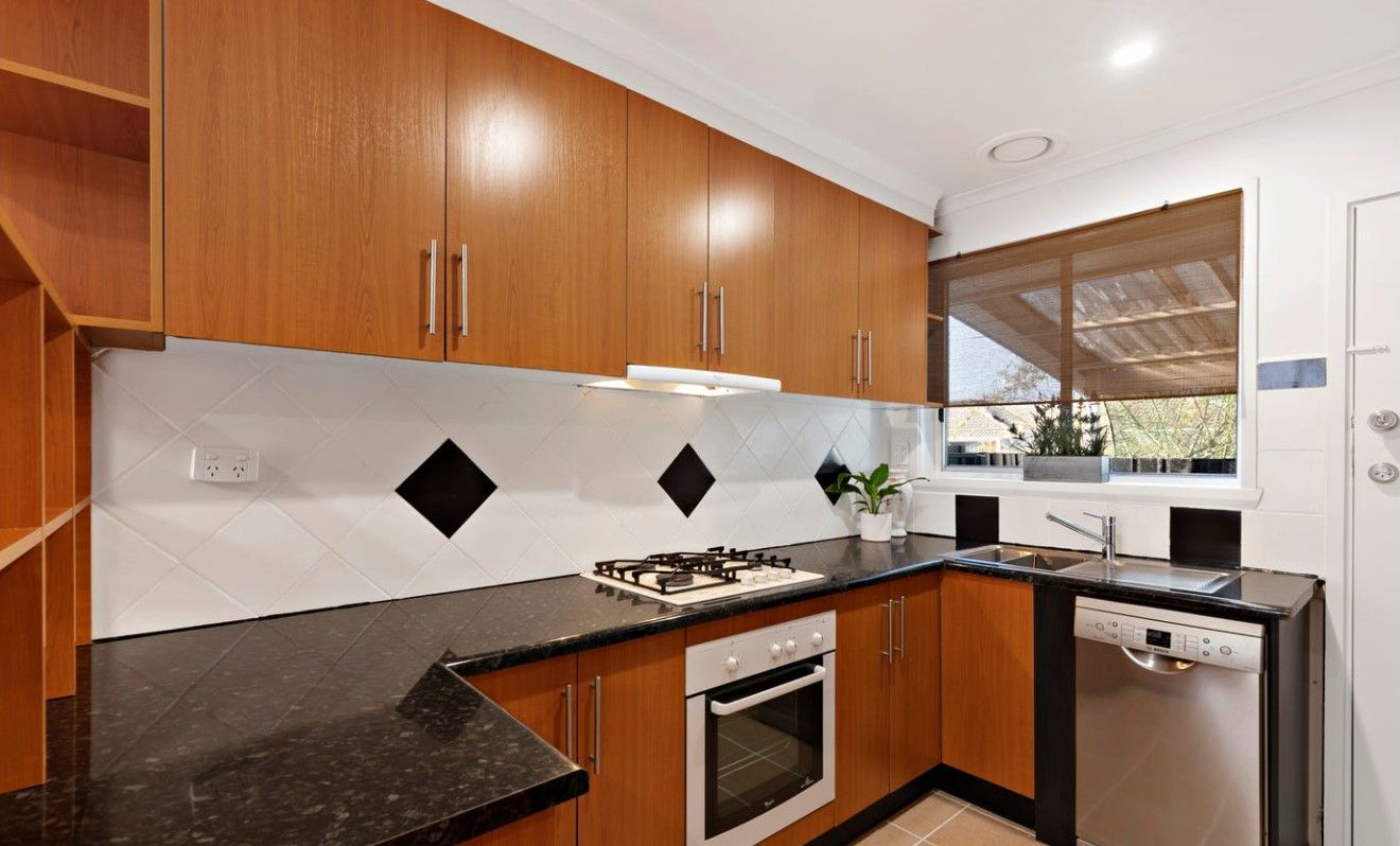 Walking distance to Shops!
